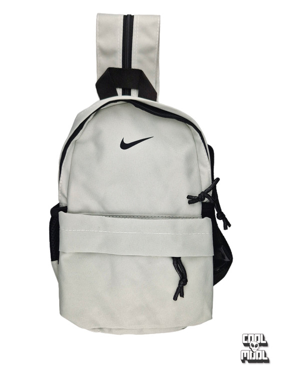 بادی بگ و کوله پشتی نایک سفید جلو