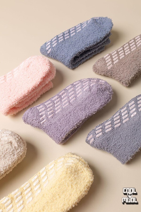 جوراب‌ زنانه وارداتی نیم ساق زمستانی بوکله 💖 | گرم و لطیف، دارای استوپ کف برای جلوگیری از سر خوردن!