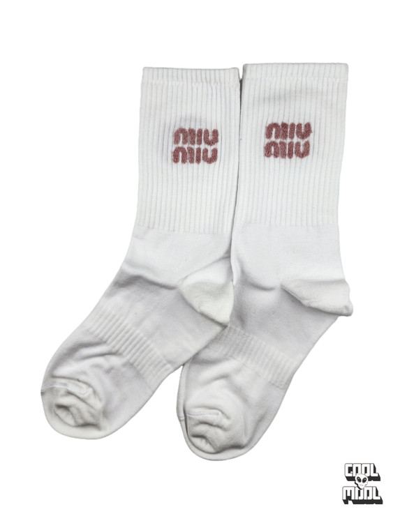 مجموعه جوراب Miu Miu با لوگوی سه کُرهای برجسته | استایل های-فشن ✨🎀