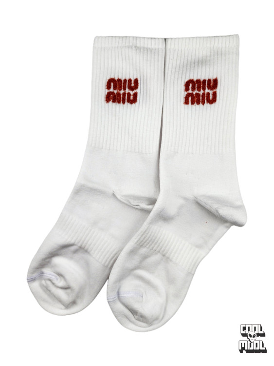مجموعه جوراب Miu Miu با لوگوی سه کُرهای برجسته | استایل های-فشن ✨🎀