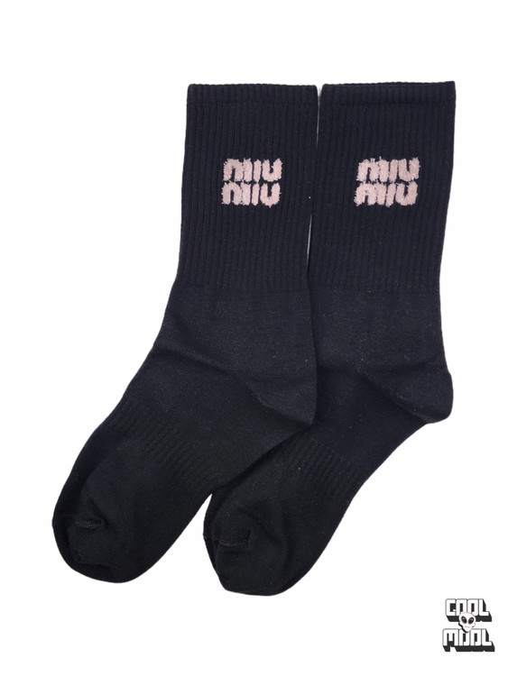 مجموعه جوراب Miu Miu با لوگوی سه کُرهای برجسته | استایل های-فشن ✨🎀