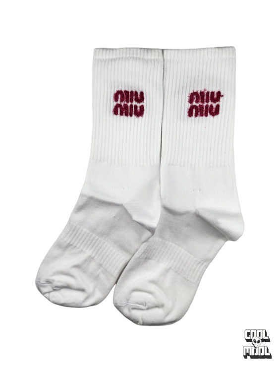مجموعه جوراب Miu Miu با لوگوی سه کُرهای برجسته | استایل های-فشن ✨🎀
